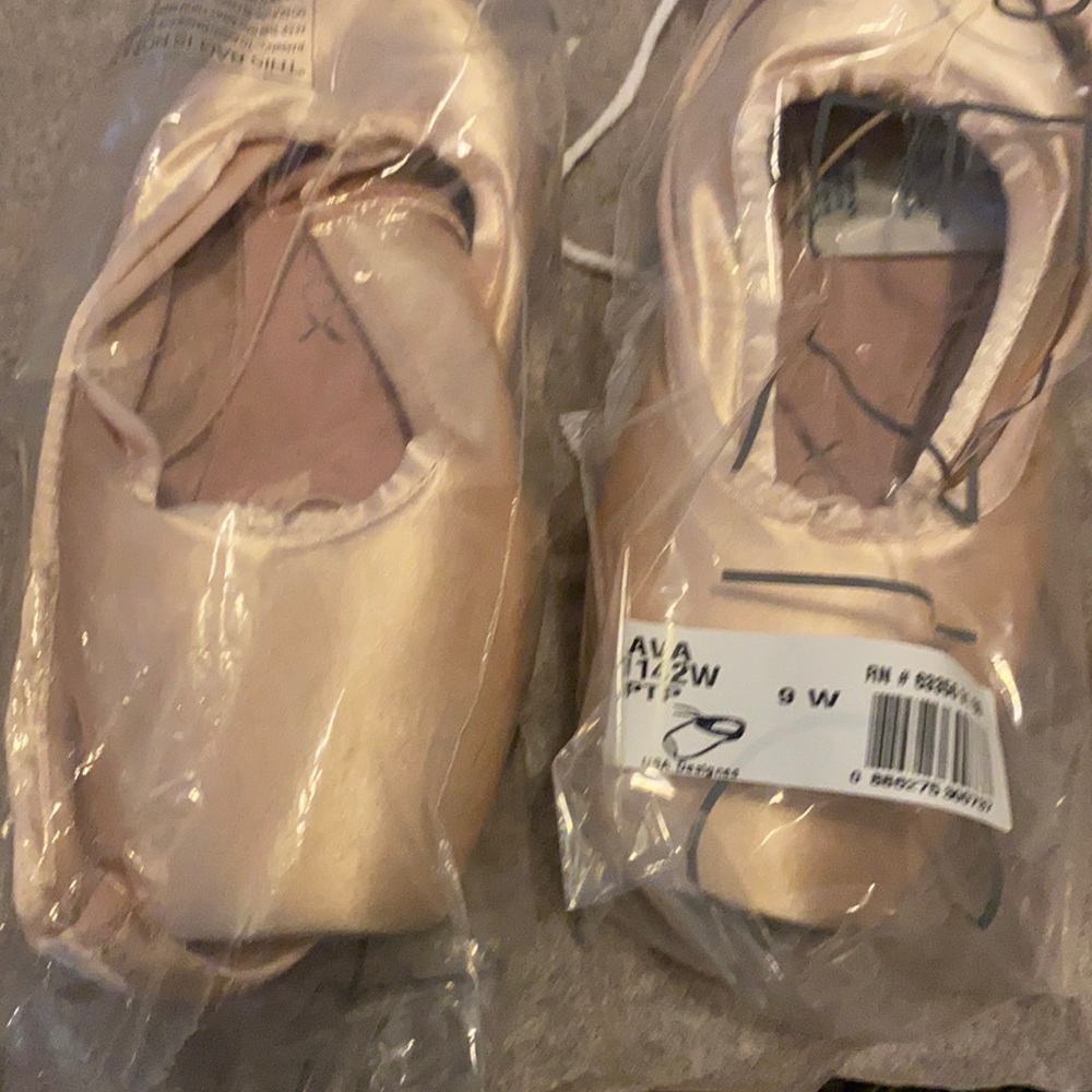 (2) pair of brand new with tags Capezio Ava size 9W pointe shoe.